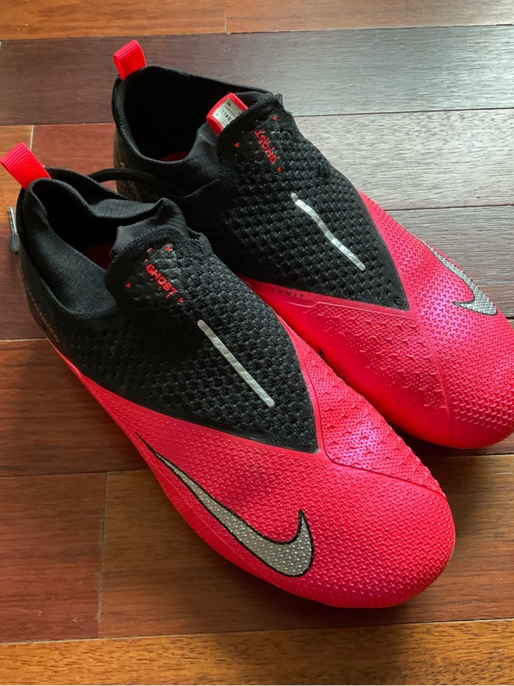 Nike Phantom Youth 5.5 soccer Cleats - Black & Red